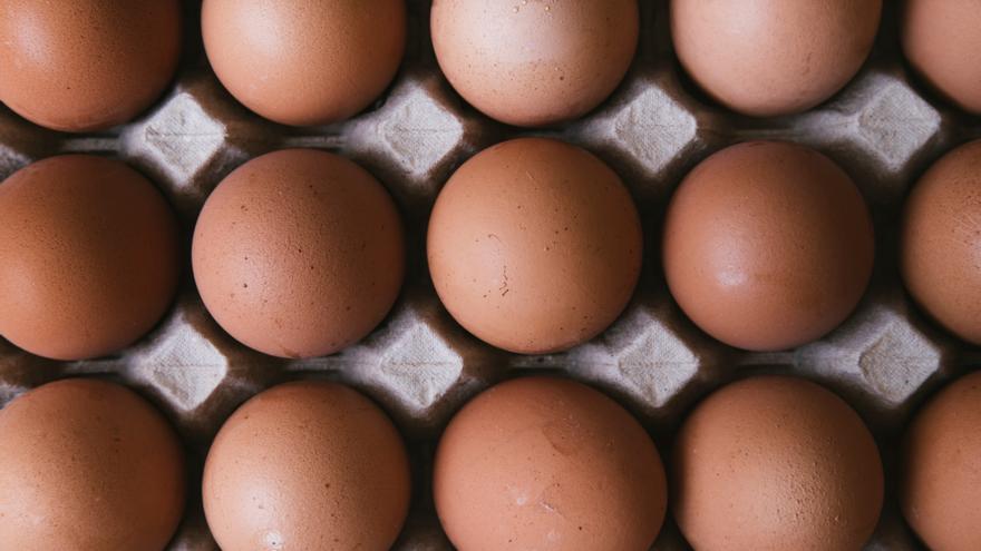 Adiós a dejarte las uñas: el secreto de restaurante para pelar huevos cocidos en segundos