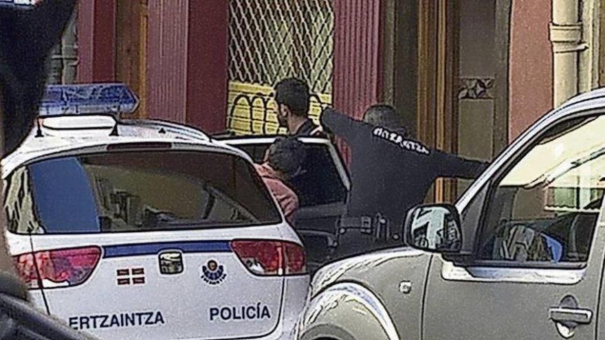 El homicida confeso custodiado por agentes de la Ertzaintza.