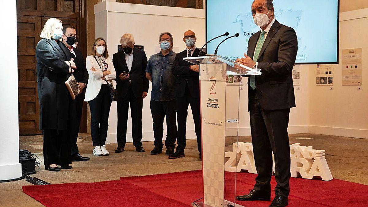 Cipriano García, presidente de Zamora 10 y director de Caja Rural, durante el fallo del jurado. Guarido, al fondo.