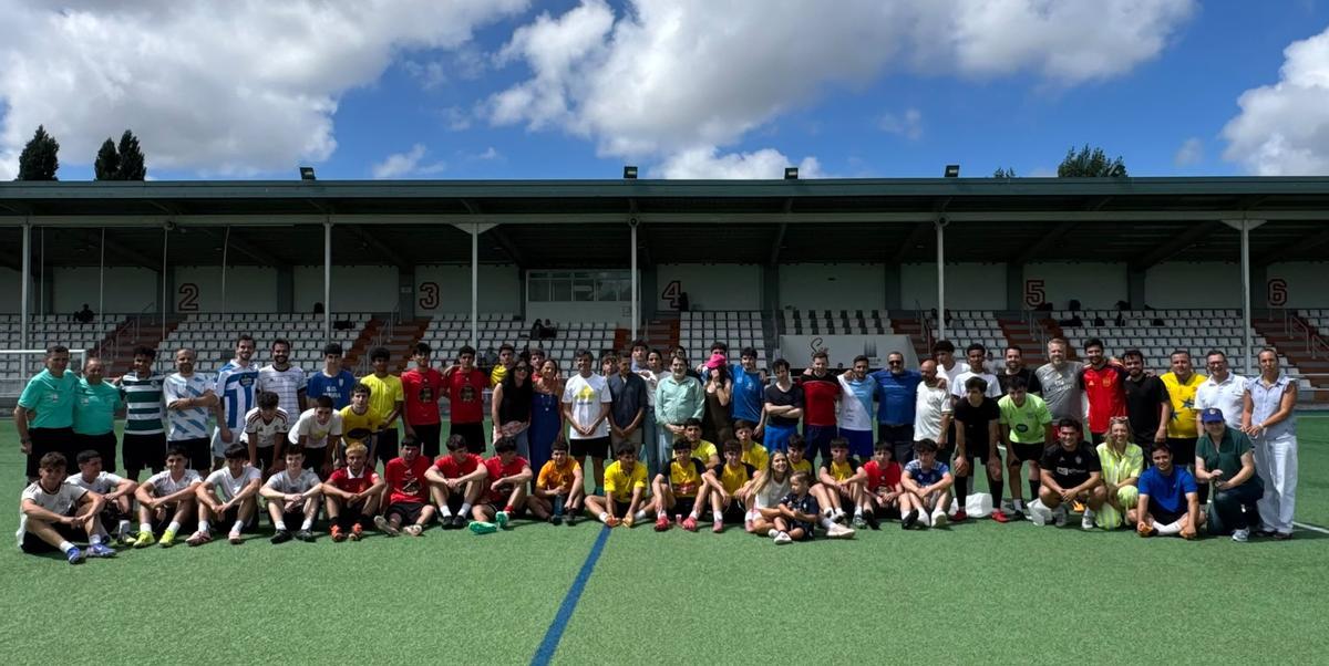 Foto de familia dos participantes no torneo