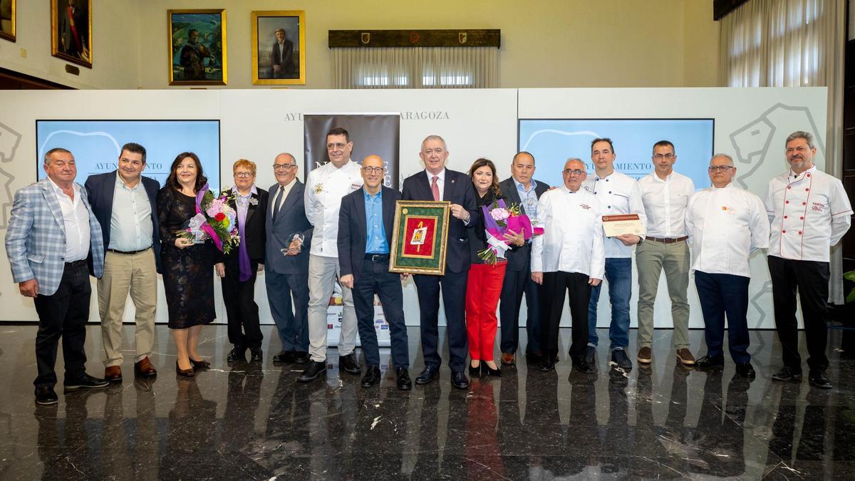 Foto de familia de la entrega del premio Lanzón al Casademont Zaragoza.