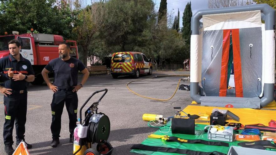 Los bomberos de Marbella adquieren un remolque contra sustancias tóxicas en la A-7