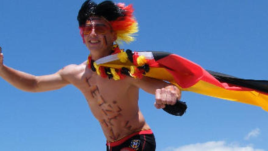 Deutscher Fußballfan an der Playa de Palma.