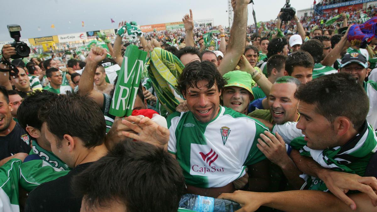 Pierini, capitán del Córdoba CF en El Alcoraz (Huesca), es rodeado por una multitud tras la conquista del ascenso a Segunda A, en 2007.