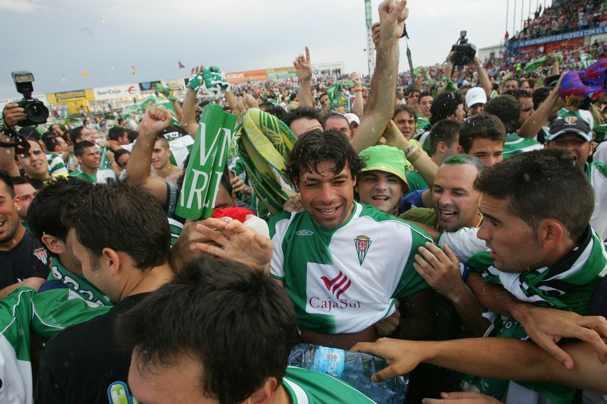 Pierini, capitán del Córdoba CF en El Alcoraz (Huesca), es rodeado por una multitud tras la conquista del ascenso a Segunda A, en 2007.