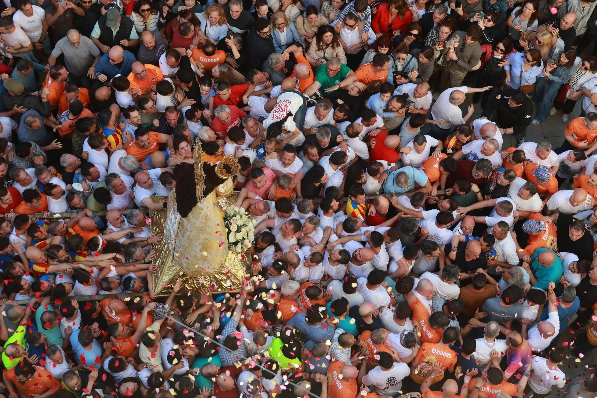 FOTOGALERÍA | Una multitud arropa a la Virgen de los Desamparados en su traslado a la Catedral