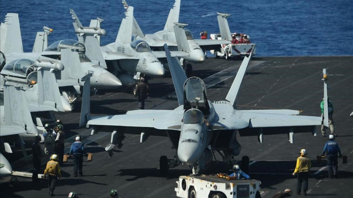 Aviones de combate Hornet, a punto de despegar durante un entrenamiento de rutina a bordo del portaaviones estadounidense 'Theodore Roosevelt' en el mar de China, el pasado abril.