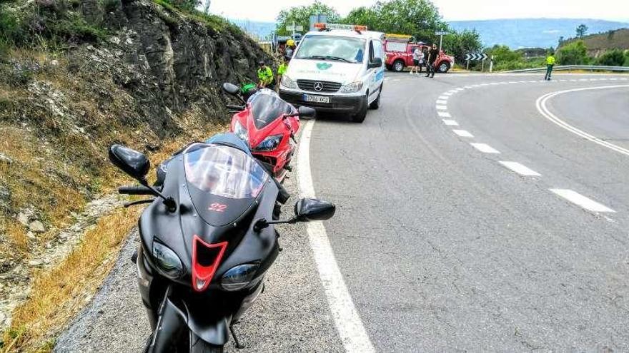 La curva de la OU-536, en Maceda, donde falleció ayer el motorista de Oia. // GC