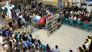 La plantà de las Hogueras Oficiales prende la fiesta en San Vicente