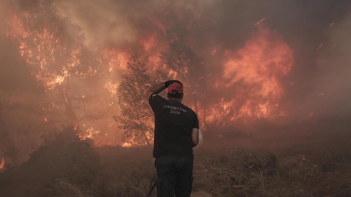 Un bombero reacciona a cómo afectan las llamas a la zona de Ática, Grecia, afectada en agosto de 2023 por un incendio de sexta generación.