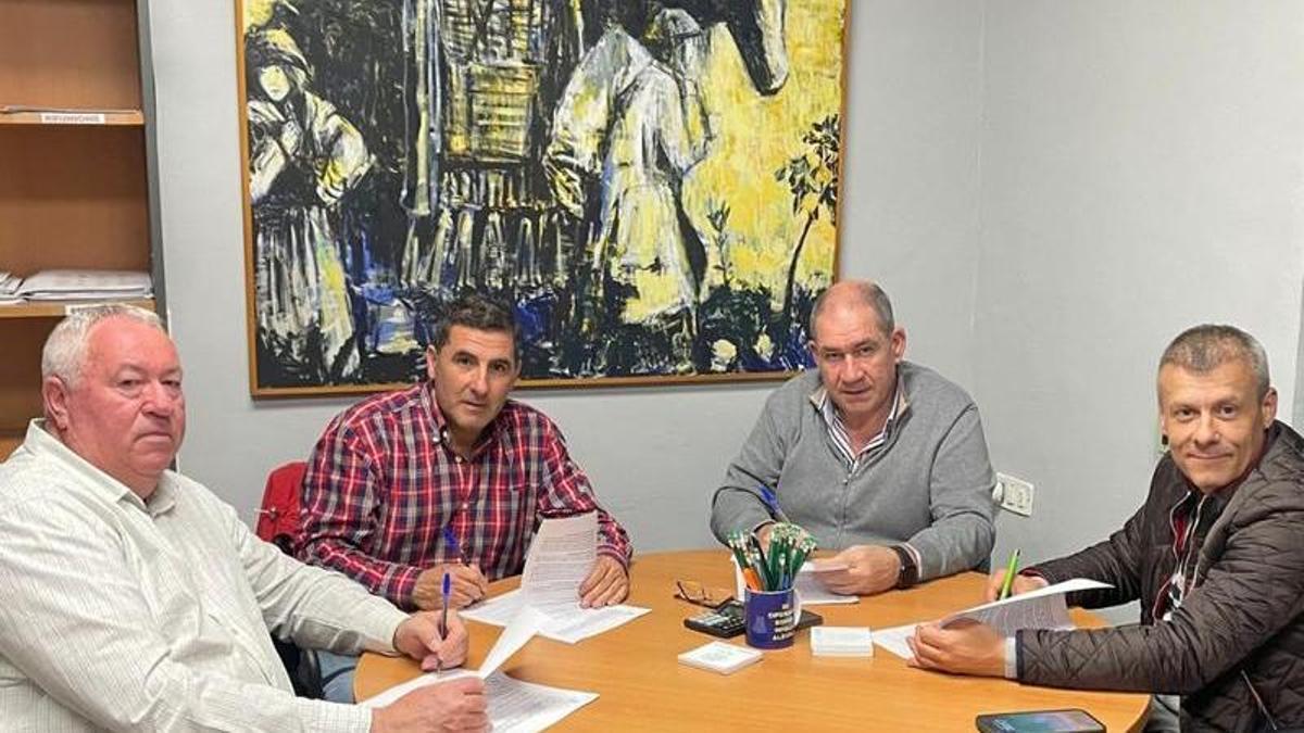 Reunión en el que Montalvá firmó el acuerdo de colaboración con la empresa, cazadores y agricultores.