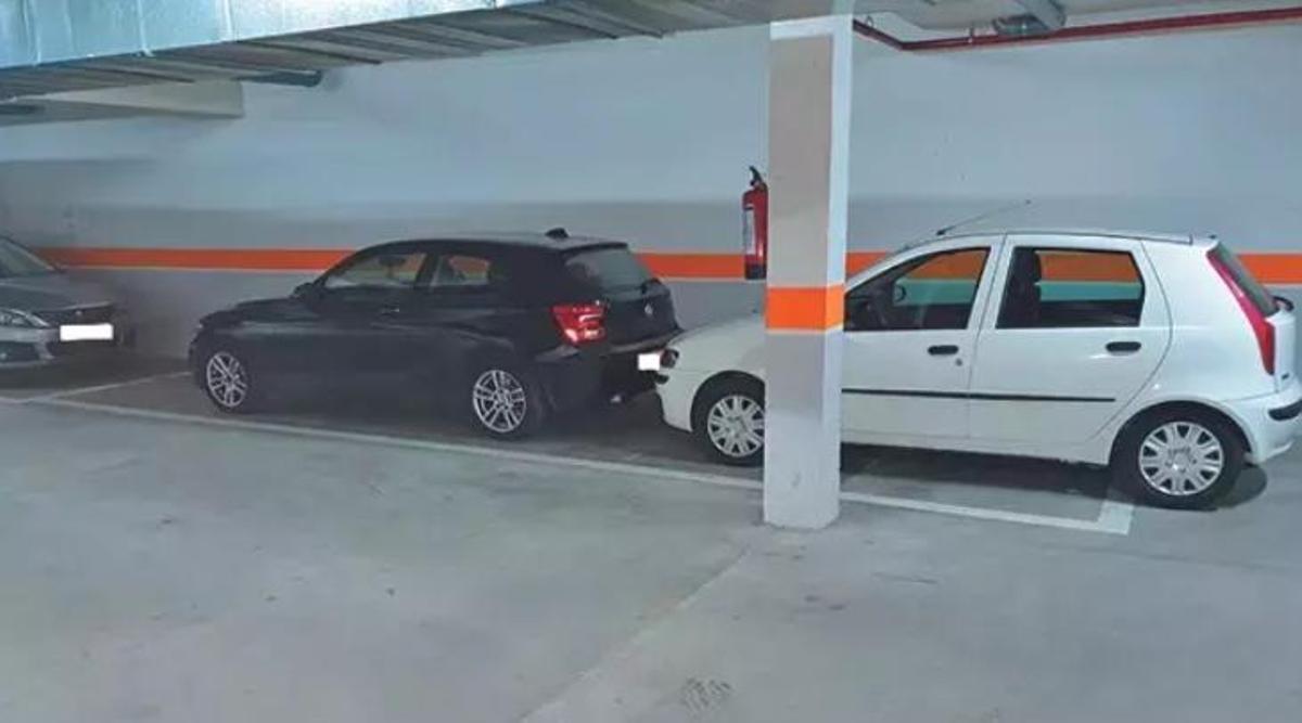 Exemple del que no es pot fer en una plaça de pàrquing: ocupar més espai del que hi ha delimitat