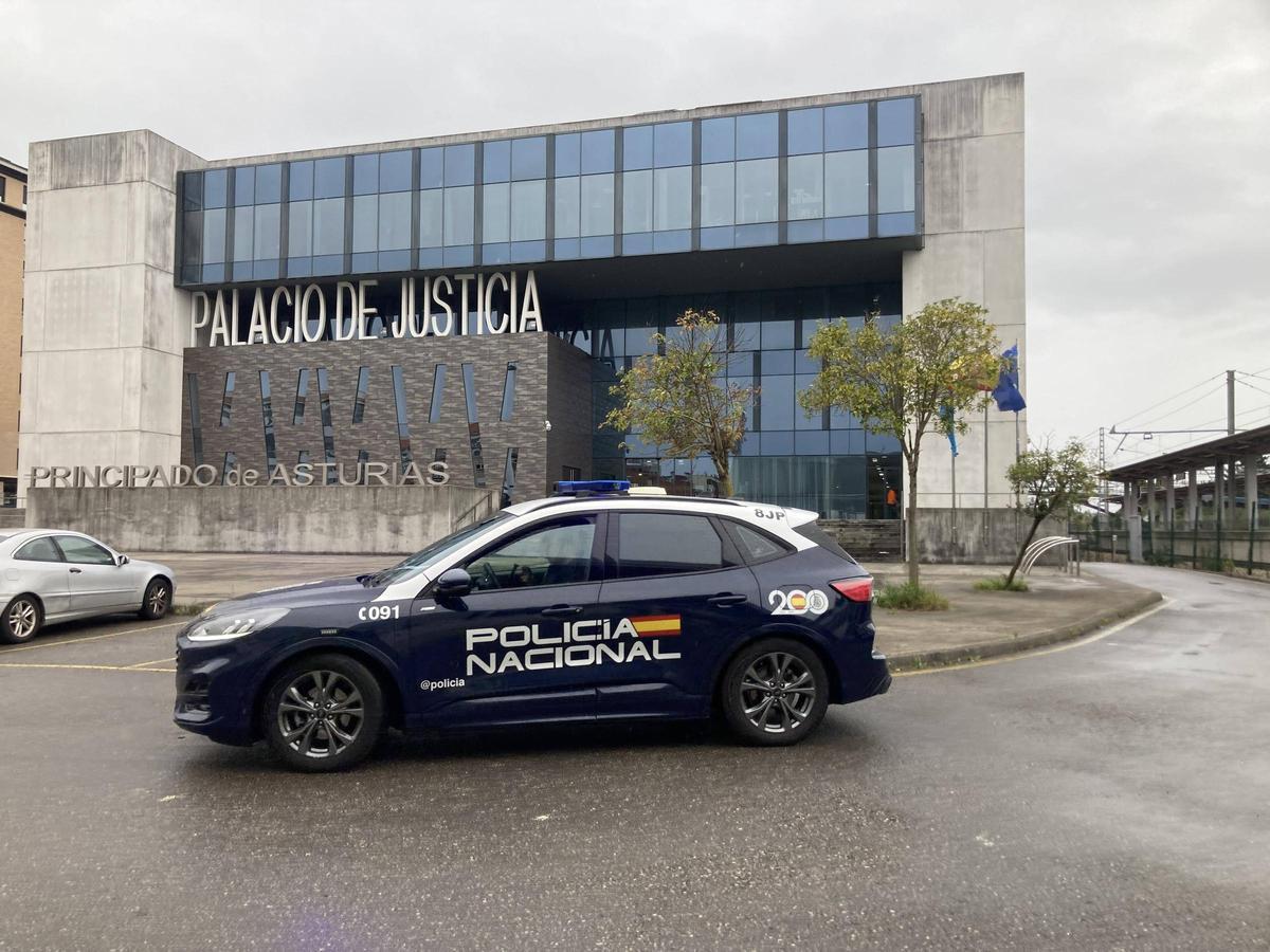 Un coche de Policía Nacional, en el juzgado en una imagen de archivo