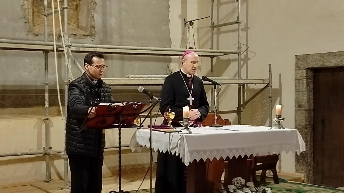 GALERÍA | El obispo recorre los pueblos del incendio