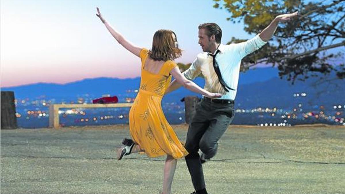 MUEVE LOS PIESEmma Stone y Ryan Gosling 'bailalalando' sin parar.