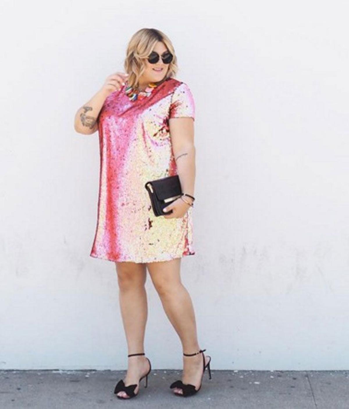 Nicolette Mason con mini vestido glitter