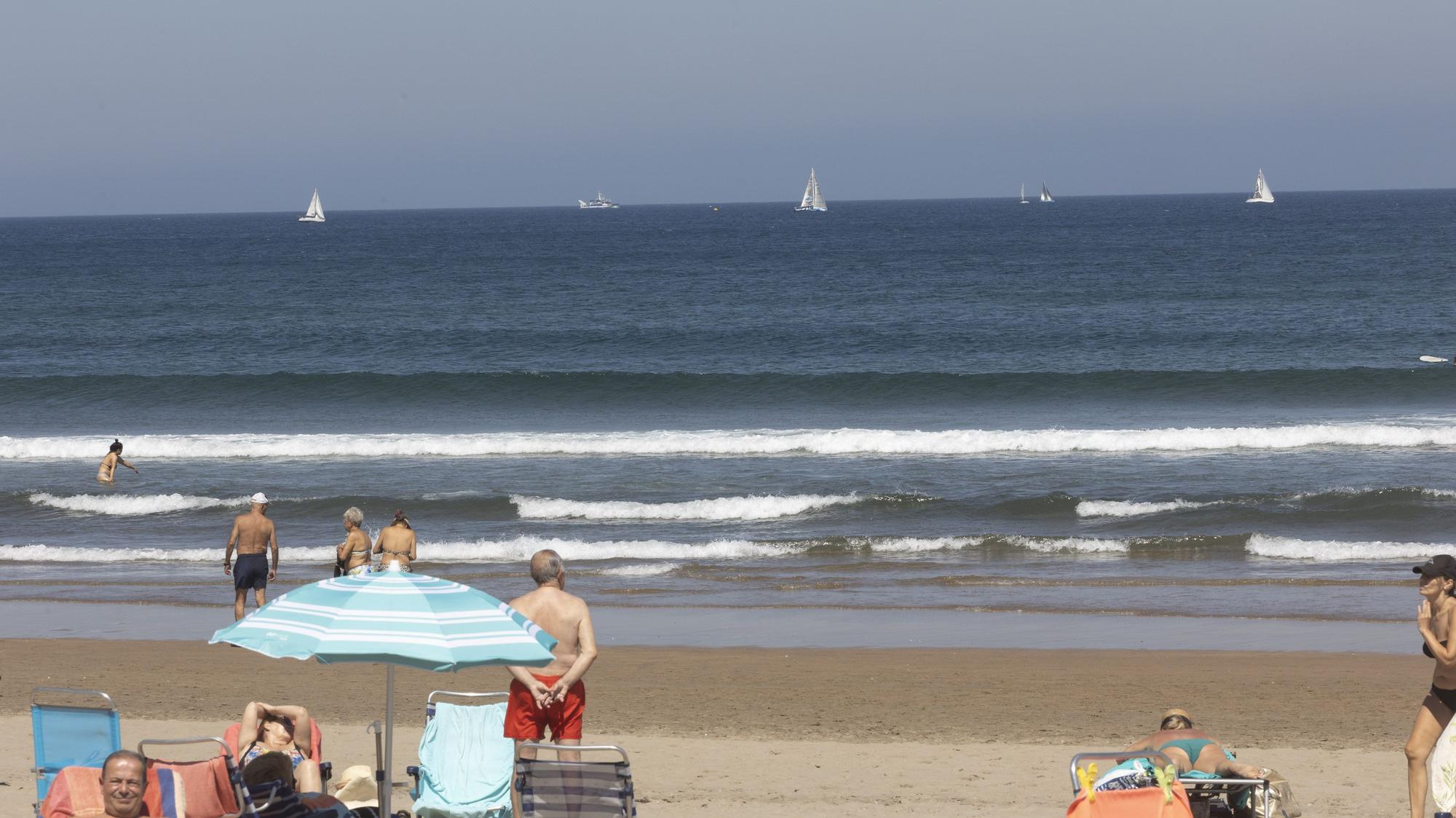 Bañistas en la playa de Salinas