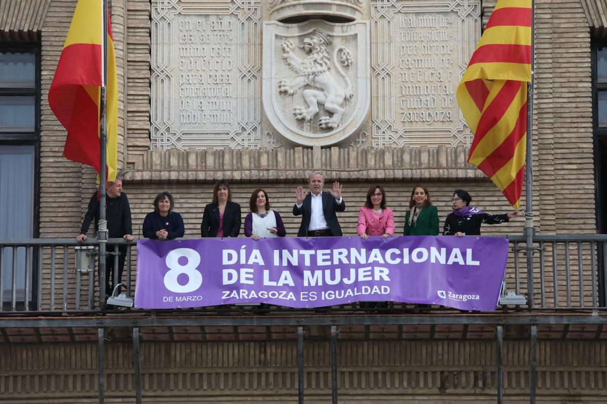 El cartel del 8M cuelga desde la primera hora de este miércoles en el Ayuntamiento de Zaragoza