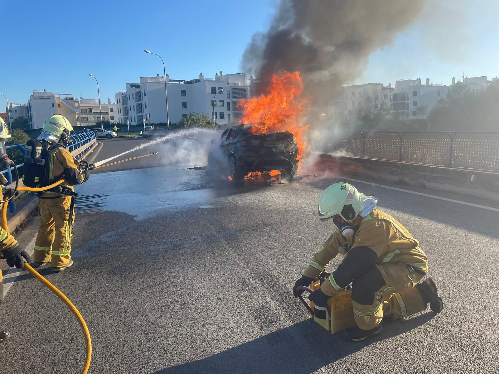 Un coche se incendia sobre un puente de la Vía de Cintura de Palma