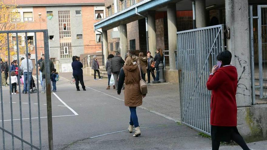 Los padres esperan a los alumnos a la salida de clase en el colegio Prau Llerón-Clarín.