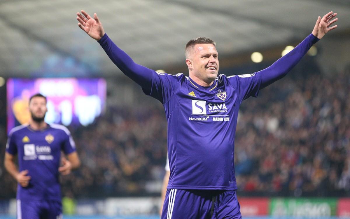 Josip Ilicic, celebrando un gol con la camiseta del Maribor esloveno