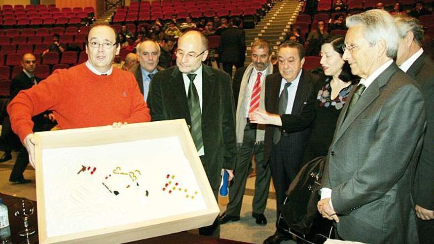 Mangado sostiene la maqueta del proyecto. A su lado, el alcalde, el rector y Julio F. Gayoso.