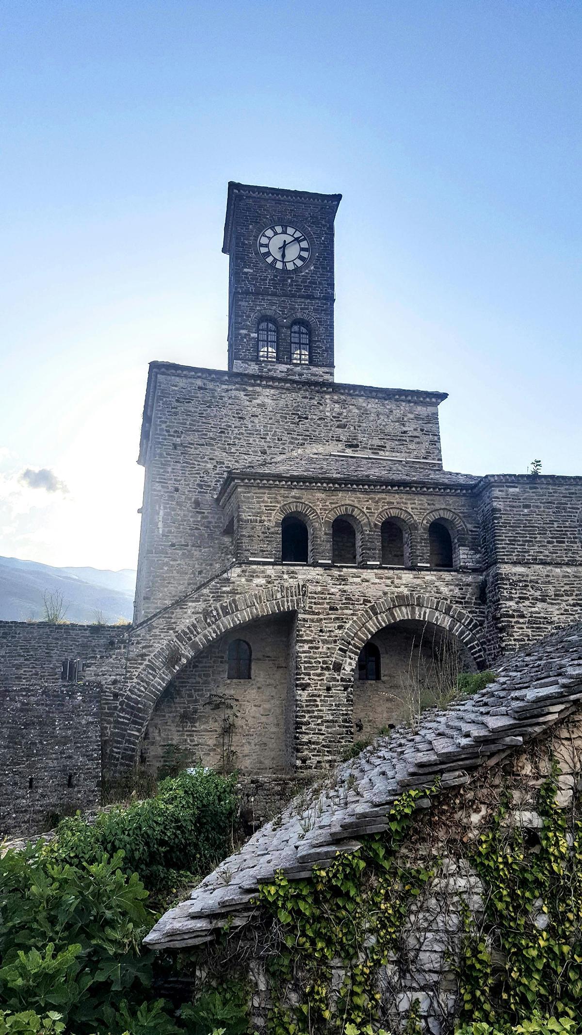 La fortaleza de Gjirokastra conserva una de las imágenes más reconocibles de la ciudad de piedra.