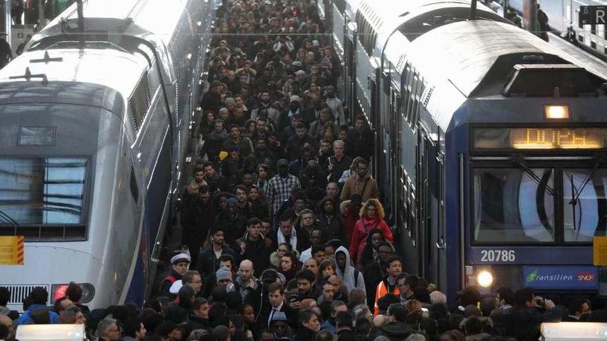 Un andén de la estación de Lyon, atestado de viajeros por la huelga. // AFP