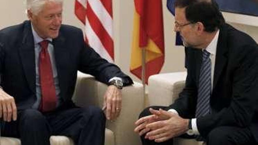 Clinton, ayer, con Rajoy.  // Efe