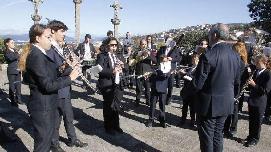 La Banda de Música Artística de Bueu en una actuación durante el día de San Martiño. // Santos Álvarez