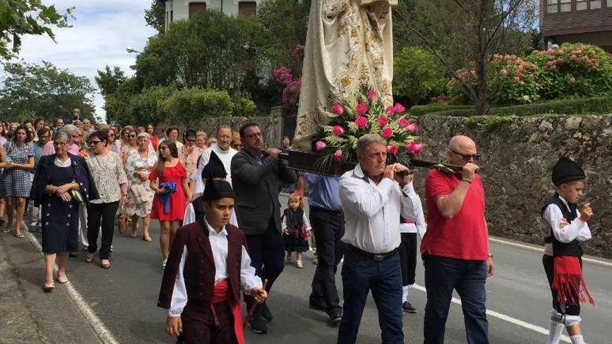 La imagen de la Consolación en procesión por Caravia