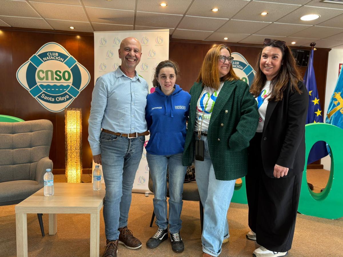 Por la izquierda, Gonzalo González Méndez, Carmen López, Lorena Fanjul y Estefanía Fanjul, antes de la charla.