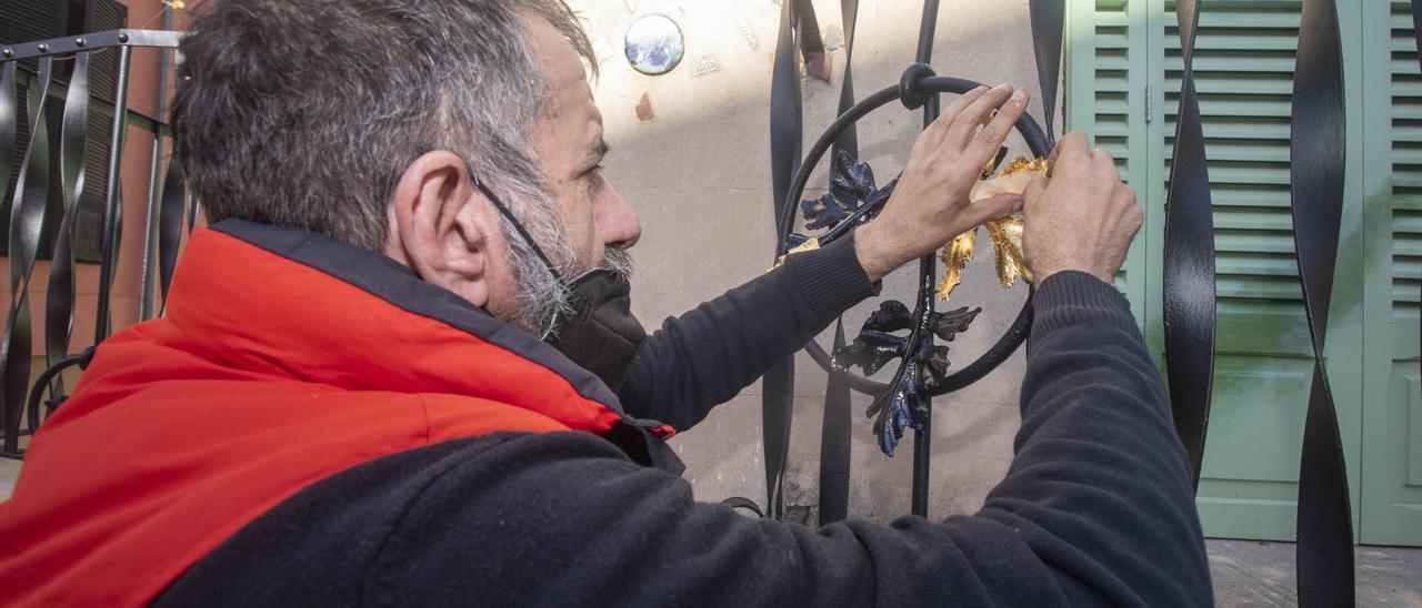 Oro de 24 quilates para cubrir la fachada de Can Forteza Rey