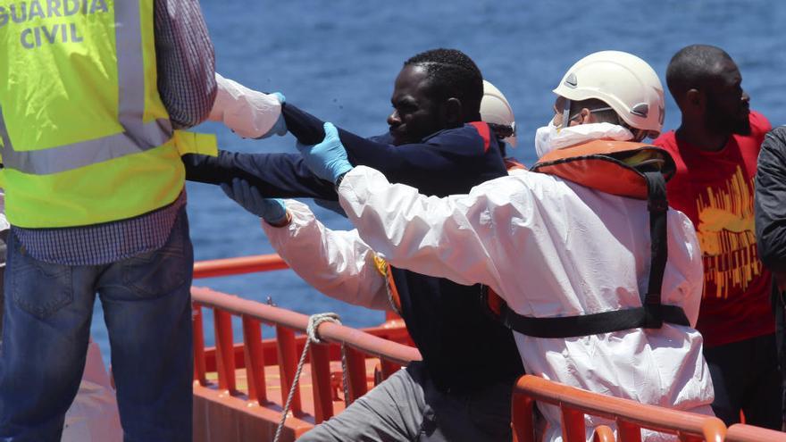 Desembarcados en el muelle de Arguineguín los 58 rescatados por Salvamento