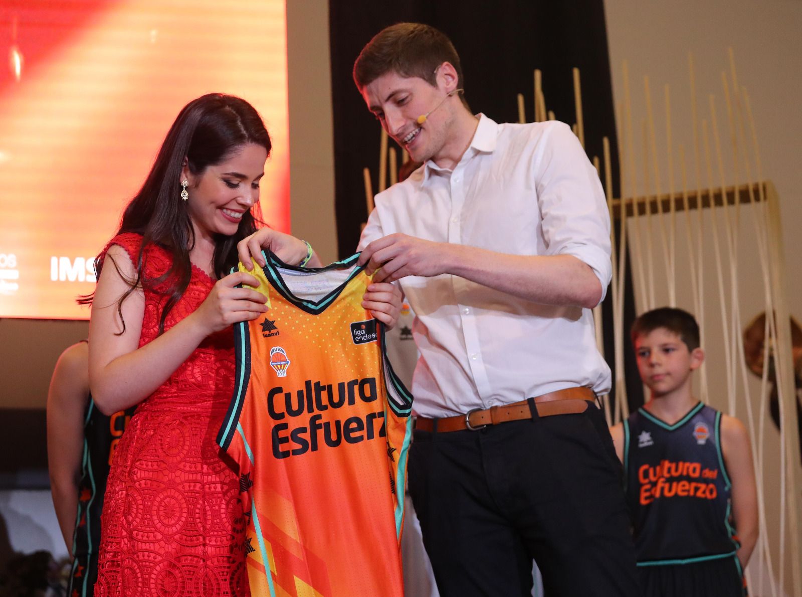 Las nuevas equipaciones de Valencia Basket: ¡Sorpresa con 'pólvora y cenizas'!