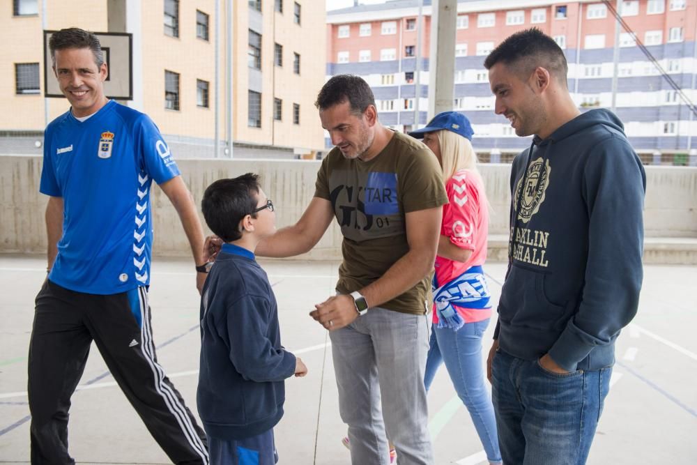 Los jugadores del Real Oviedo, Esteban y Diegui, visitan el colegio de La Corredoria 2