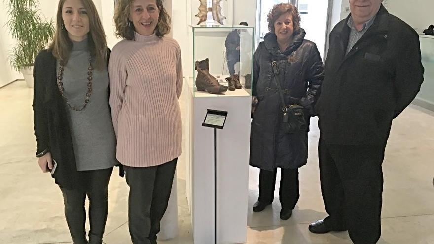 Miquel Riutort y su esposa, a la derecha de la imagen, con los botines que han donado al museo.