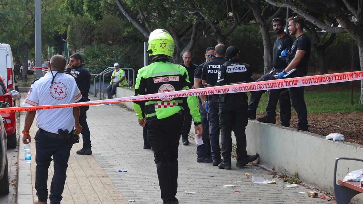 La policía israelí y los socorristas se reúnen en el lugar de un ataque con arma blanca en Holon, en el suburbio sur de Tel Aviv