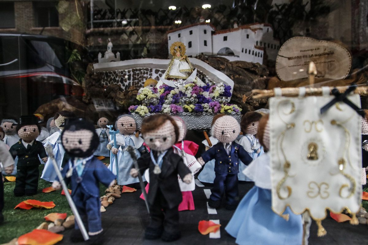 La bajada de la Virgen de la Montaña en ganchillo