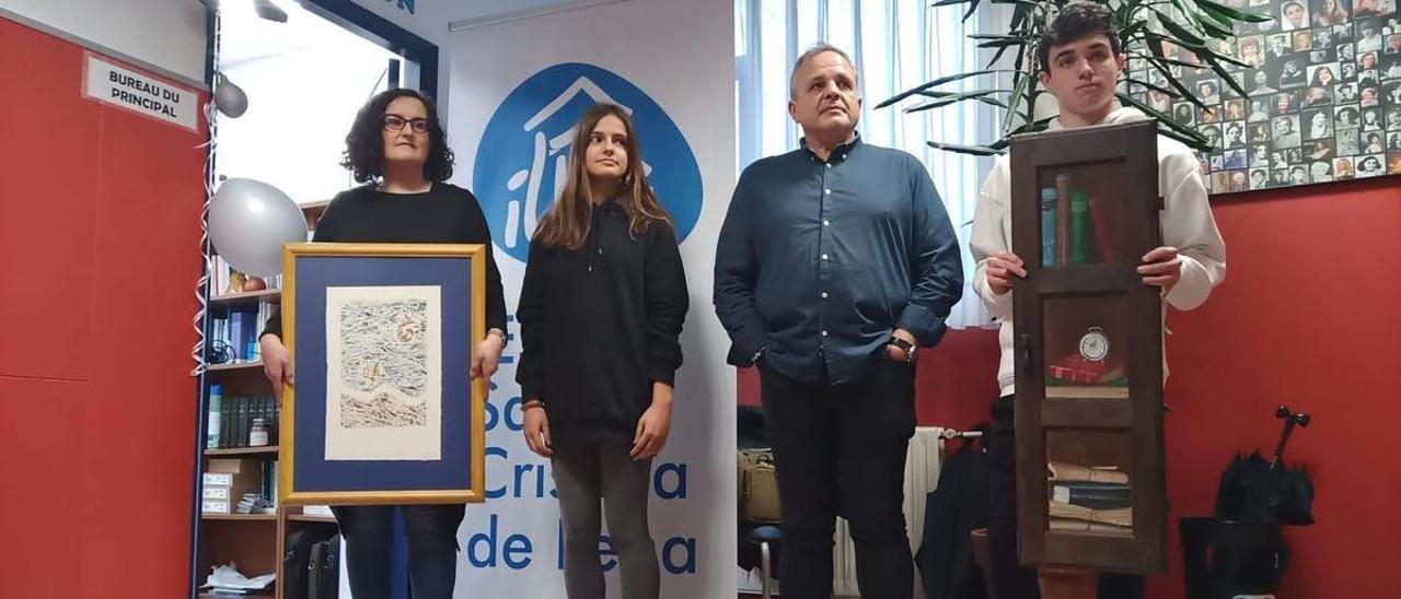 Por la izquierda, Isabel Bouza, África Ripoll, Ángel Vega e Iván Sánchez, con varias obras.