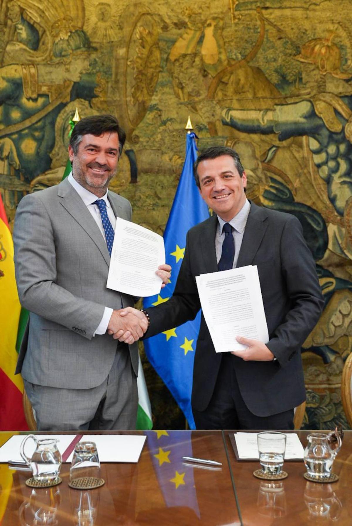 El gerente en Andalucía Occidental de Ferrovial Construcción, Juan García Liñán, y el alcalde de Córdoba y presidente de la junta de compensación de los terrenos, José María Bellido.