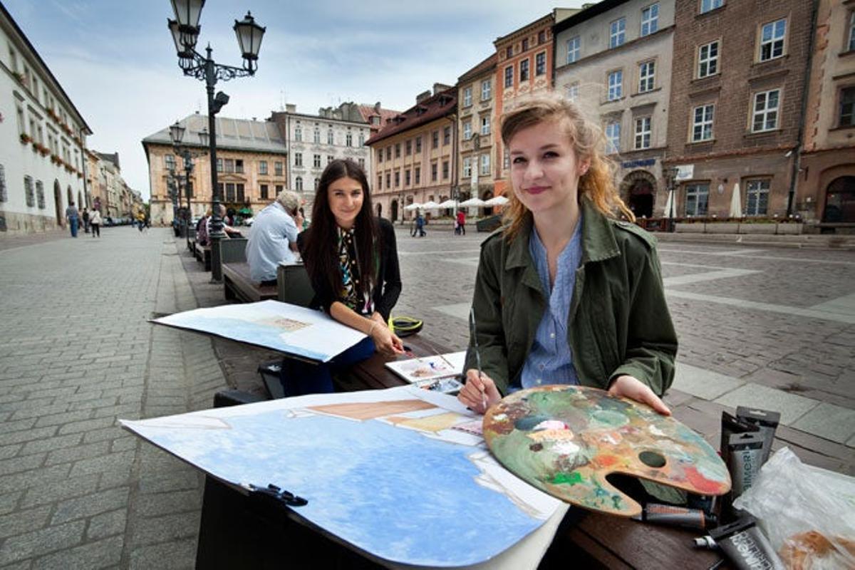 Dos jóvenes artistas polacas en el casco histórico de Cracovia.