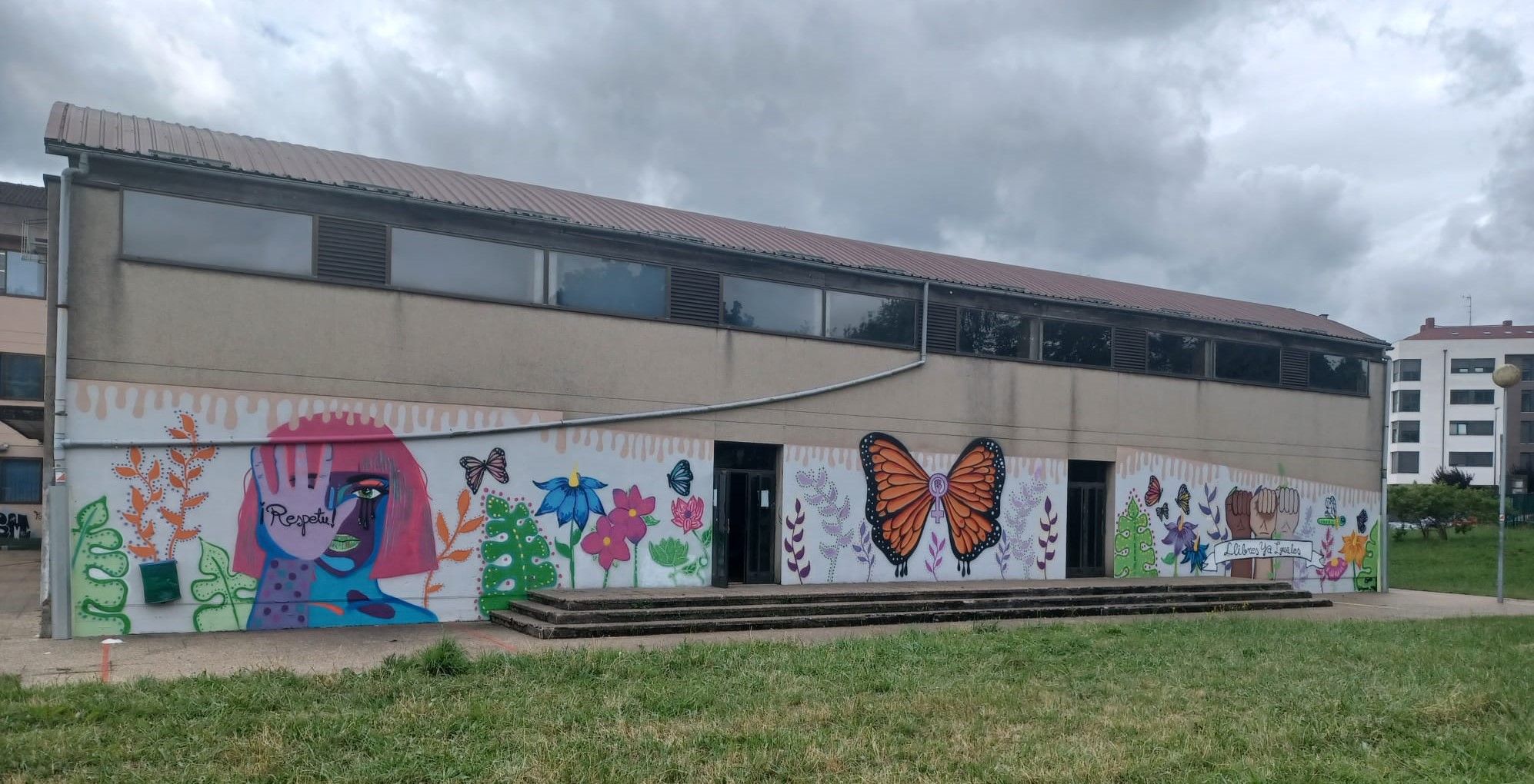 La igualdad pinta mucho en Llanera: así son los grafitis reivindicativos del instituto de Posada