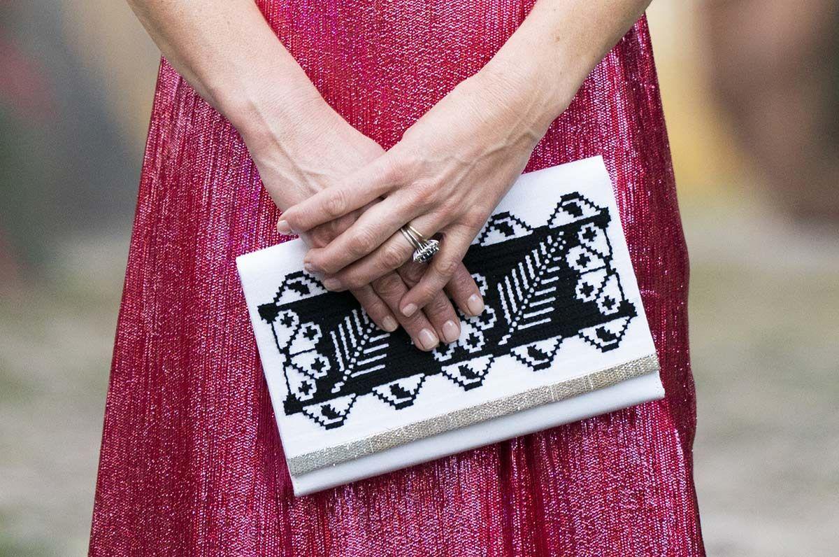 El clutch étnico de Kate Middleton en Belize