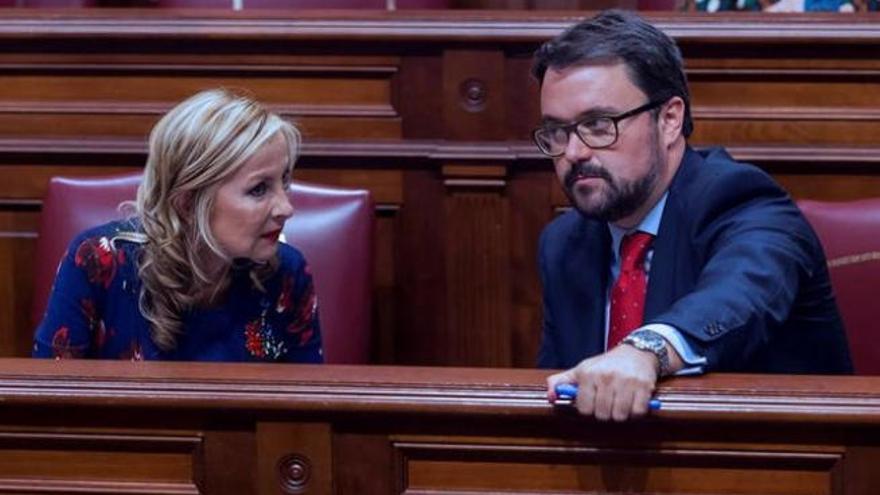 María Australia Navarro y Asier Antona, en el Parlamento.