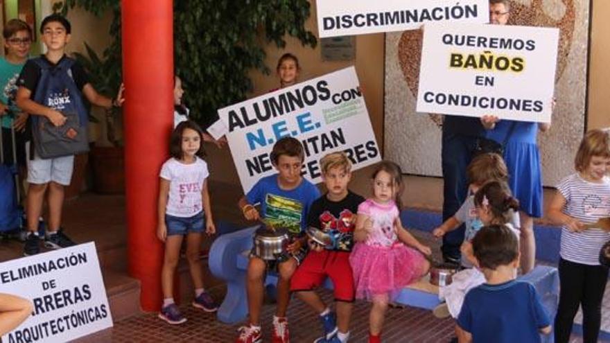 Protesta de las familias de Can Misses exigiendo la reforma del colegio.