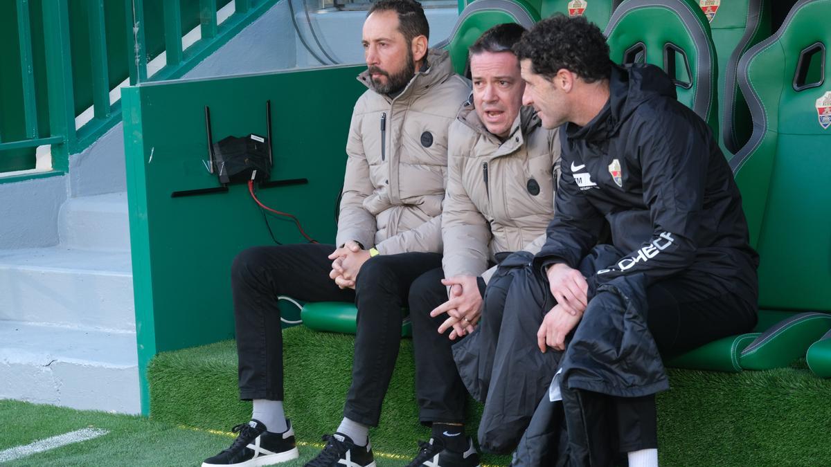 Pablo Machín, junto a sus ayudantes, el pasado domingo antes del encuentro frente a Osasuna