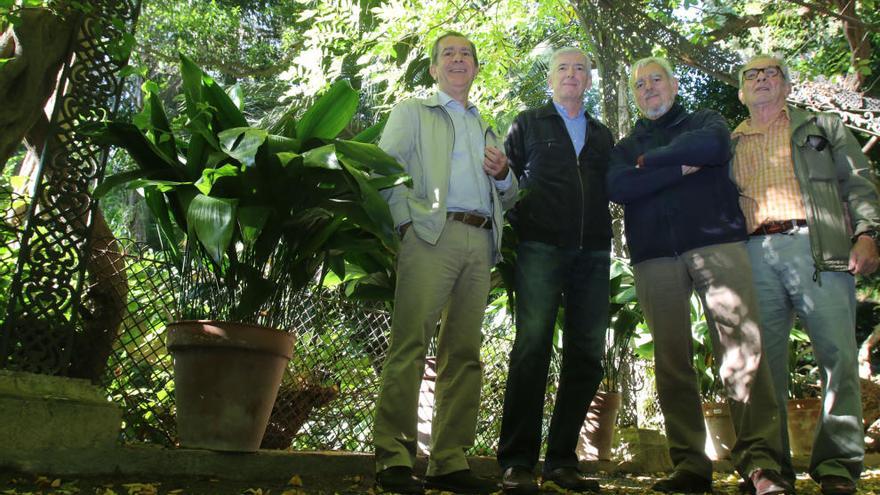 Los biólogos Juan Antonio Valero, Arturo Fernández Sanmartín, Joaquín Fernández y Ernesto Sanmartín en el cenador de La Concepción.