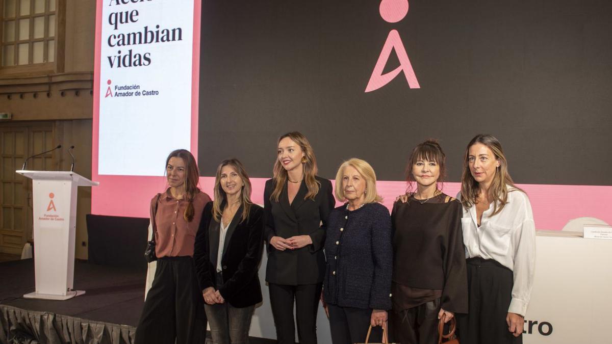 Rosa Torre, esposa de Amador de Castro y presidenta de la Fundación que lleva el nombre del empresario gallego (en el centro), junto a Fabiola García, Nereida Canosa y sus tres hijas, Marta, Susana y Blanca de Castro.