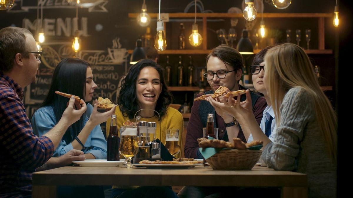 Amigos comiendo